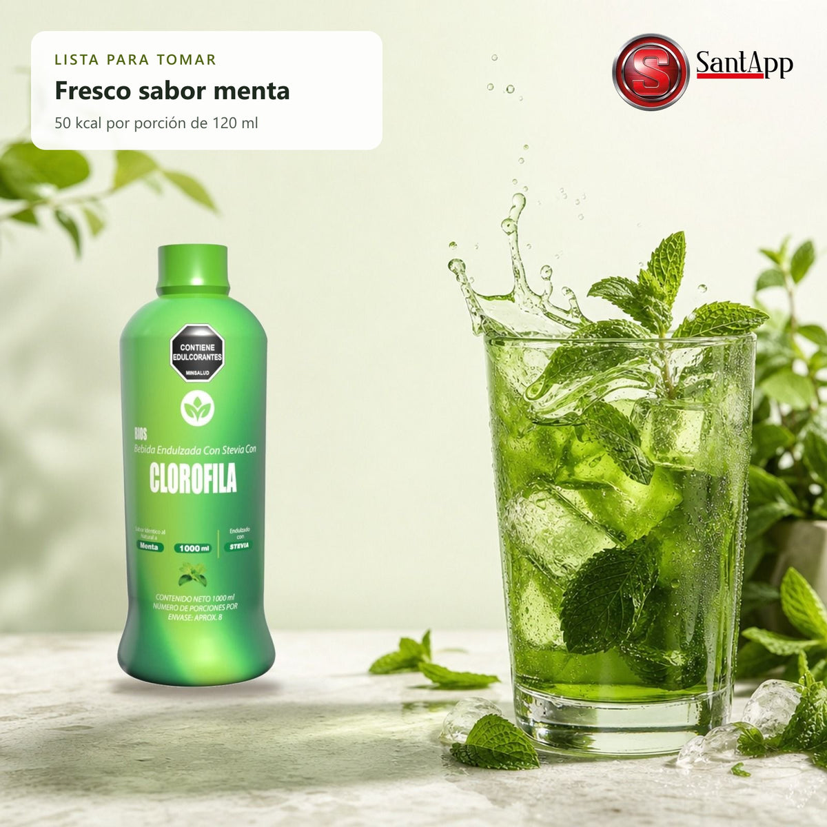 Vaso de clorofila líquida con hielo y menta