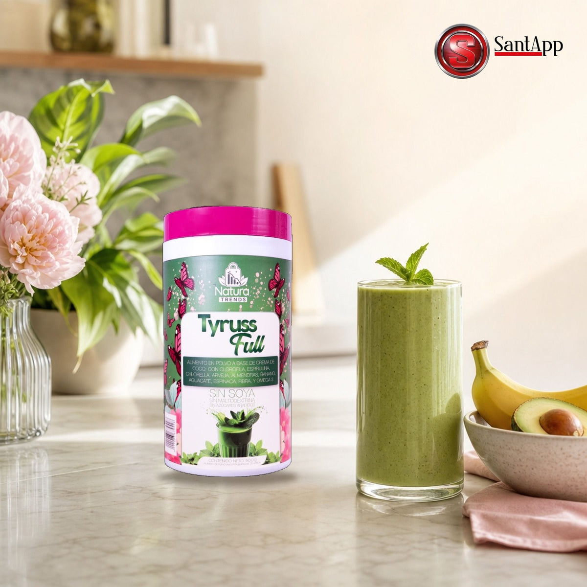 Tyruss Full en la cocina junto a un batido verde